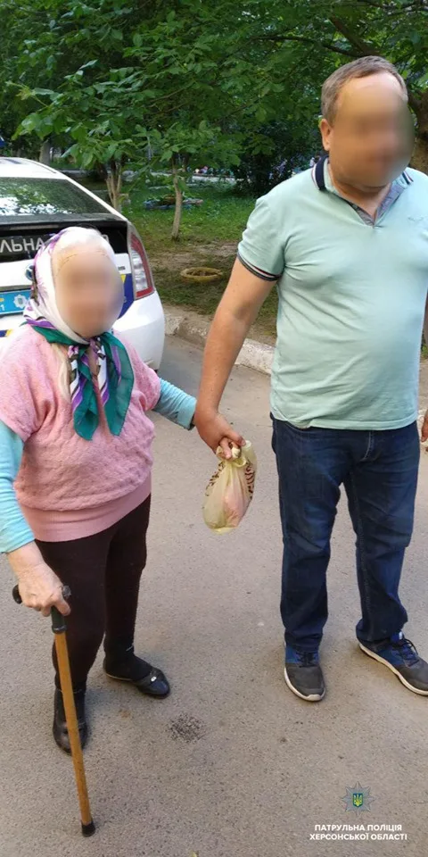 Патрульные передали родным пожилую херсонку, забывшую свой адрес