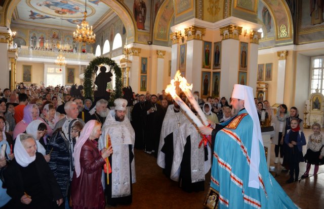 Встреча Благодатного огня в Свято-Духовском кафедральном соборе Херсона
