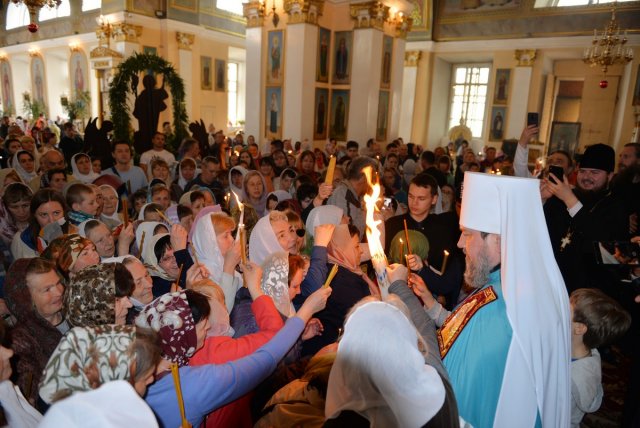 Встреча Благодатного огня в Свято-Духовском кафедральном соборе Херсона