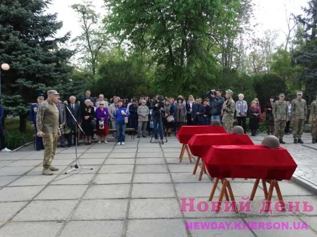 Павших советских солдат похоронили в новокаховском Парке Славы