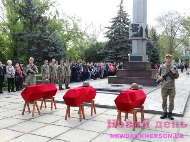 Павших советских солдат похоронили в новокаховском Парке Славы