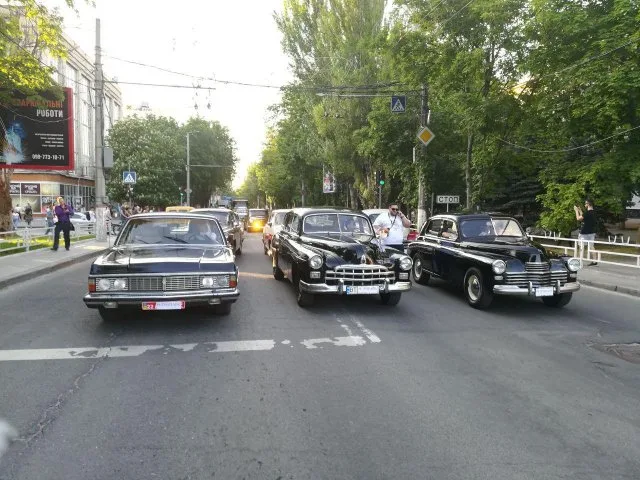 В Херсоне проходит парад ретро-автомобилей