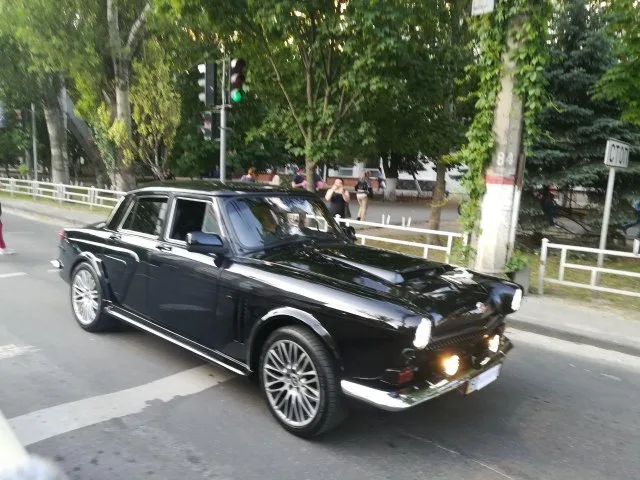 В Херсоне проходит парад ретро-автомобилей