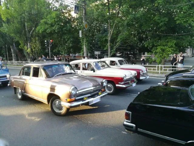 В Херсоне проходит парад ретро-автомобилей