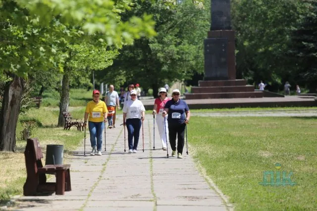 В Херсоне состоялся первый фестиваль скандинавской ходьбы