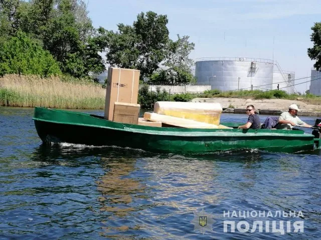 Работники водной полиции проверяют в Херсоне законность пассажироперевозок на воде
