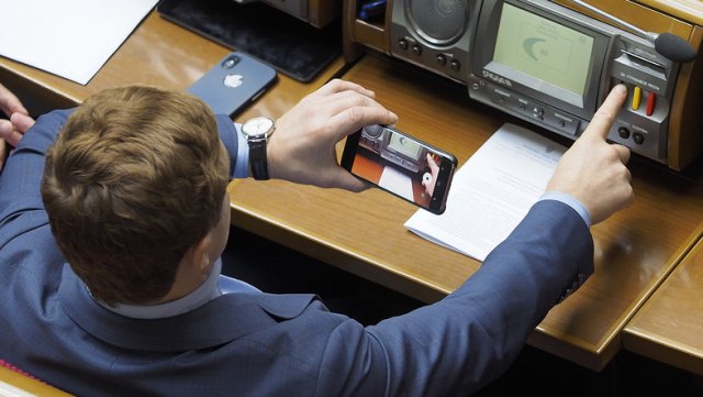 Как голосовали за избирательный закон Зеленского херсонские нардепы