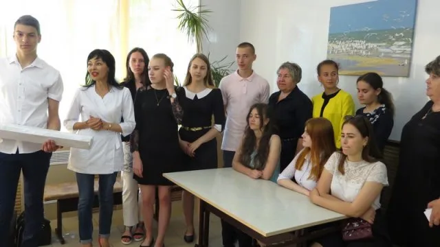 Выпускники школы в Геническе отказались от празднования выпускного ради благотворительности