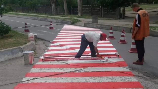 В Каховке коммунальщики обновили пешеходные переходы