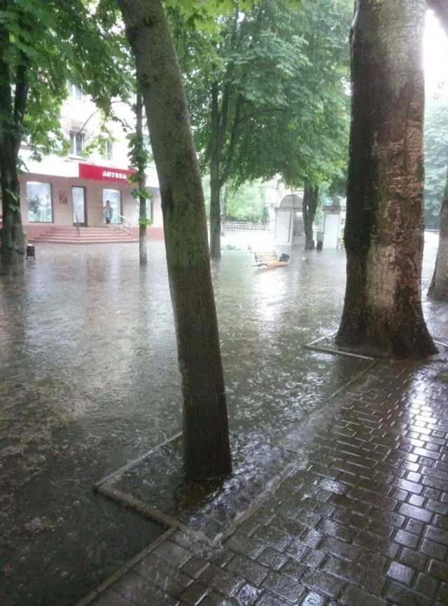 В Херсоне во время дождя опять образовались полноводные реки