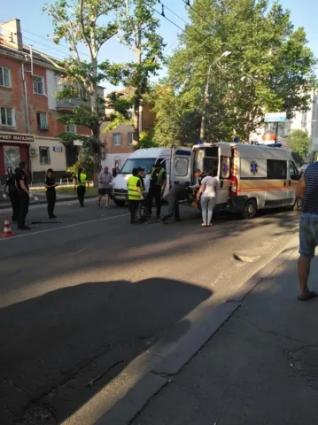 На «зебре» в центре Херсона авто сбило 2-х человек