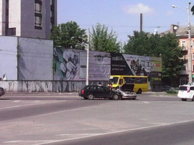 В центре Херсона столкнулись два автомобиля