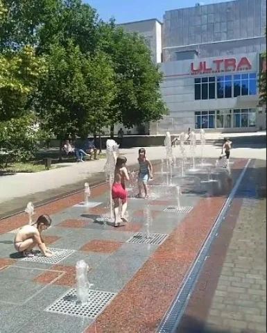 Херсонские дети открыли купальный сезон в фонтане