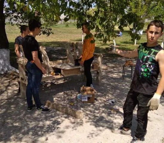 В Генической школе установили шахматные скамейки, которые дети сделали своими руками