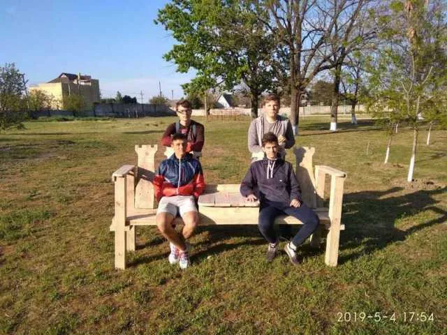 В Генической школе установили шахматные скамейки, которые дети сделали своими руками