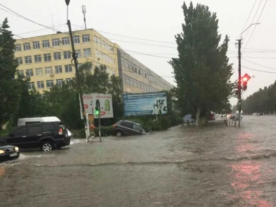 «Подводная Каховка»: под Херсоном во время ливня на улице утонул автомобиль