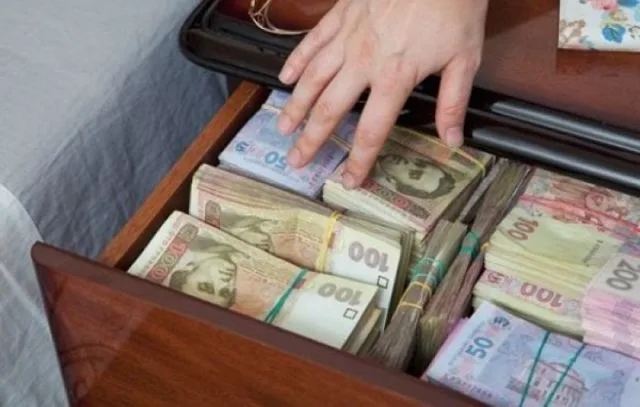 Друг семьи херсонской чиновницы присвоил себе миллион гривен из бюджета?
