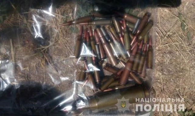 Без вести пропавший житель Новотроицкого района “нашел” за селом 43 патрона армейского образца