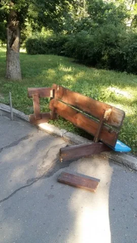 В парке в центре Херсона опять развлекались вандалы