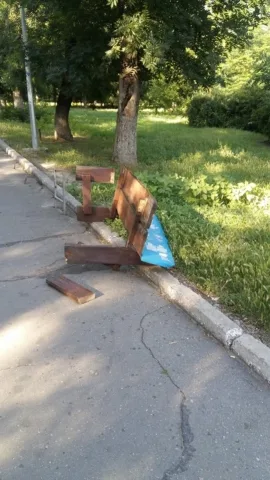 В парке в центре Херсона опять развлекались вандалы