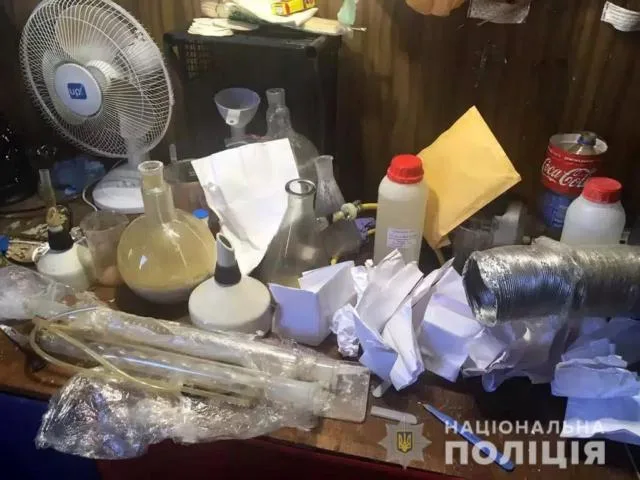 На Херсонщине полицейские разоблачили трех мужчин, которые подозреваются в сбыте амфетамина
