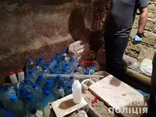 На Херсонщине полицейские разоблачили трех мужчин, которые подозреваются в сбыте амфетамина