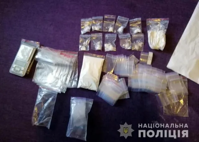 На Херсонщине полицейские разоблачили трех мужчин, которые подозреваются в сбыте амфетамина