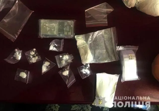 На Херсонщине полицейские разоблачили трех мужчин, которые подозреваются в сбыте амфетамина