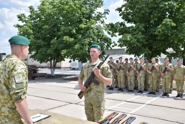 На Херсонщине пограничникам-срочникам торжественно вручили оружие