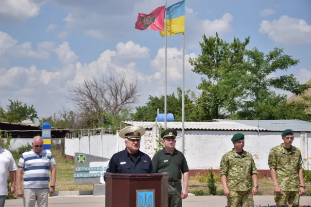 На Херсонщине пограничникам-срочникам торжественно вручили оружие