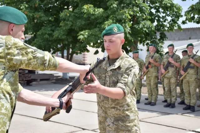 На Херсонщине пограничникам-срочникам торжественно вручили оружие