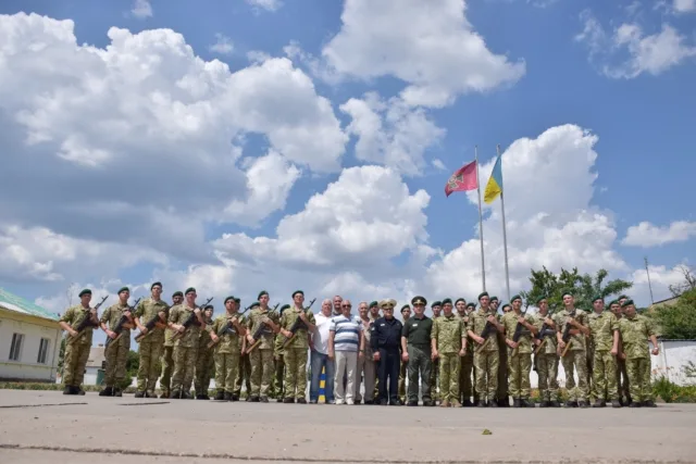 На Херсонщине пограничникам-срочникам торжественно вручили оружие