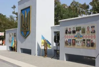 В Херсоне полиция устанавливает злоумышленников, которые нарисовали запрещенную символику на Мемориале «Героев независимой Украины»