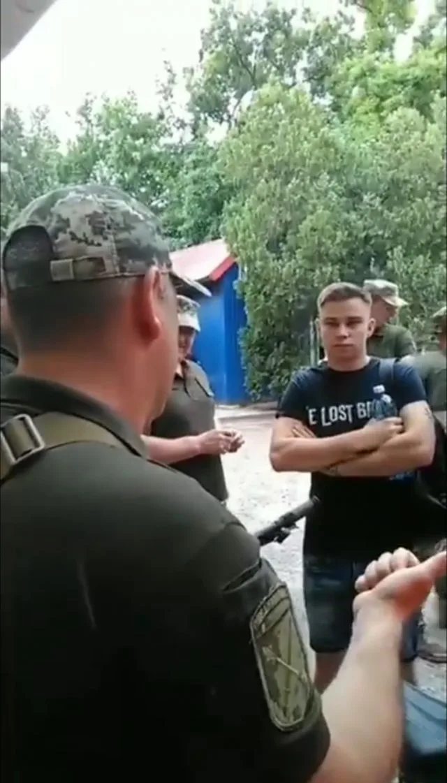 В Херсоне работники военкомата вручали повестки на проходной судозавода
