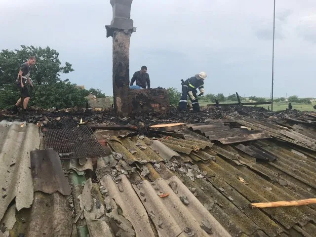 На Херсонщине из-за попадания молний горели кровли частных домов