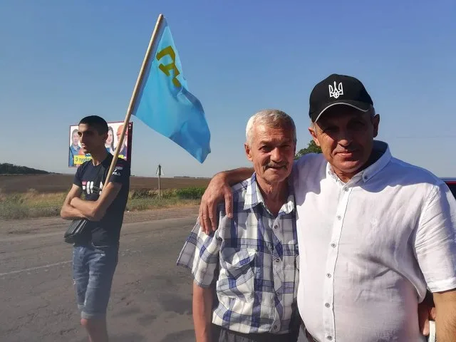 На Херсонщине стартовал автопробег в честь Дня крымскотатарского флага