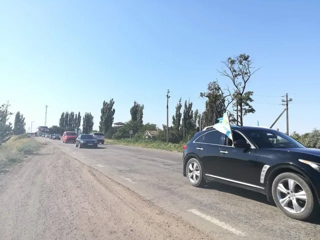 На Херсонщине стартовал автопробег в честь Дня крымскотатарского флага