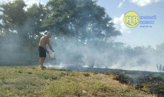 В Геническе возле моря из-за детских шалостей загорелась трава