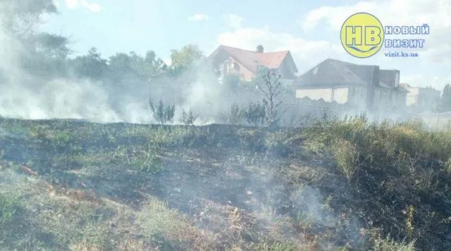 В Геническе возле моря из-за детских шалостей загорелась трава
