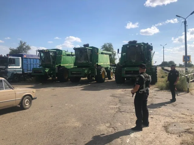 На Херсонщине полиция устанавливает законность проведения работ по сбору урожая зерновых в Геническом районе