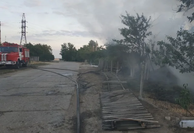 В Белозерке тушили пожар в частном домохозяйстве
