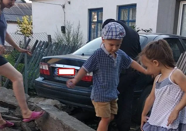 В Новоалексеевке местный таксист влетел во двор своих соседей