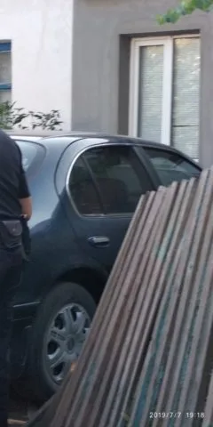 В Новоалексеевке местный таксист влетел во двор своих соседей