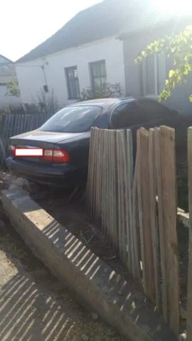 В Новоалексеевке местный таксист влетел во двор своих соседей
