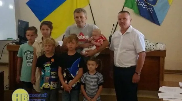 В Геническе многодетная семья получила жилье