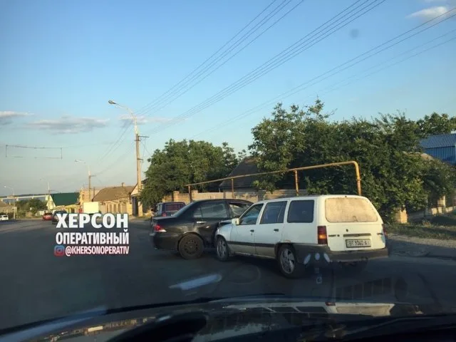 На окраине Херсона одна легковушка ударила в бок другой