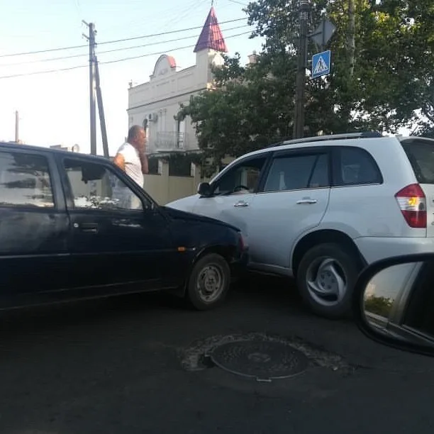 В Херсоне на перекреске Перекопской и Черноморской произошло ДТП
