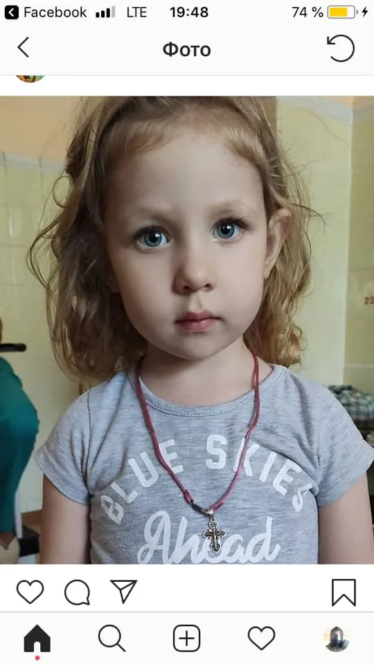 Найдена неизвестная 3-летняя девочка. Говорит, что ее Настей зовут: полиция срочно ищет ее родных