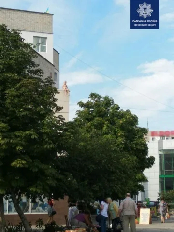 Патрульные привлекли к административной ответственности херсонку, ребенок которой сидела на крыше магазина