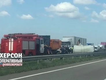 Появились новые фото и видео с места ДТП на трассе Николаев – Херсон